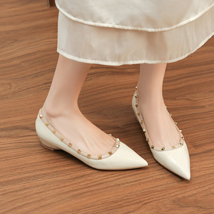 Zapatos de tacón de bloque con punta puntiaguda y tachuelas para mujer, color beige liso, forro de PU, tacón medio de 3cm/5cm - Product Image 2