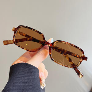 Lunettes de soleil carrées Qianai, monture noire, verres PC AC UV400, style quadrilatère tendance pour femme - Product Image 2