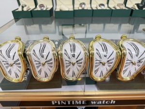 Orologio da Parete Creativo Stile <span class=keywords><strong>Salvador</strong></span> Dali con Effetto Sciogliendosi, Design Surreale e Distorto - Product Image 3