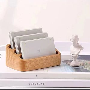 ที่ใส่นามบัตรไม้เนื้อแข็ง 20x20 ซม. ดีไซน์ลาดเอียง ที่จัดเก็บของบนโต๊ะสำหรับใช้ในสำนักงาน - Product Image 1