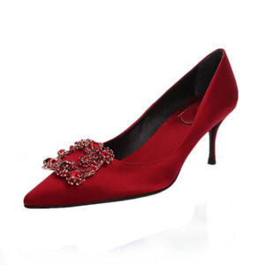 Chaussures de mariée rouges à talons hauts et bout pointu avec boucle carrée en strass, chaussures de mariage blanches en satin - Product Image 3