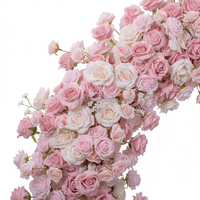 Arche de fleurs en forme de cœur de roses rose poudré pour décoration de mariage ou demande en mariage