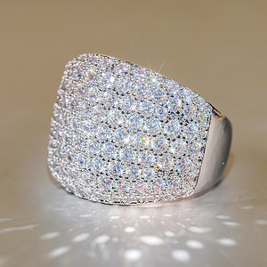 Anello con Design a Mezza Fascia, Stile Elegante per Donne - Product Image 3
