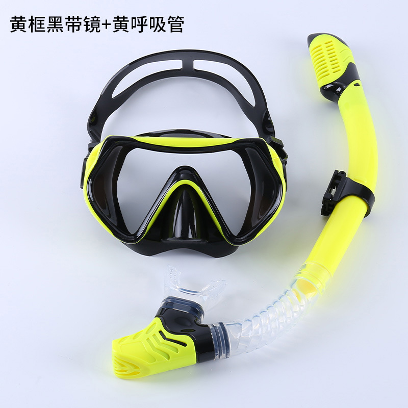 Marco amarillo, banda negra, tubo de respiración amarillo.