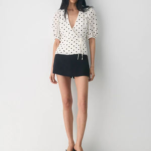 Blusa Elegante Blanca con Estampado de Lunares, Cuello en V, Manga Corta Abullonada, Cintura con Lazo, de Chifón, para Uso Casual y de Oficina - Product Image 2