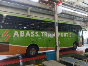 Nouvel autocar 65 places populaire en Afrique <span class=keywords><strong>Bus</strong></span> touristique de luxe avec toilettes et réfrigérateur - Product Image 5
