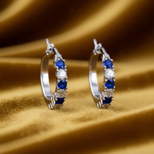 Orecchini a Cerchio E108 in Argento 925 con Zaffiro Taglio Brillante Rotondo, Montatura a Griffe, Classici da Donna per Uso Quotidiano - Product Image 2