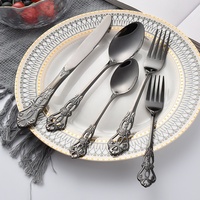 Ensemble de couverts vintage en acier inoxydable doré avec design en relief creux rétro royal, couteau, cuillère et fourchette pour mariage