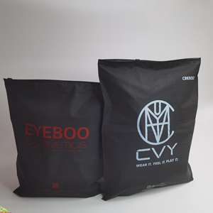 Sacs refermables en polyéthylène noir mat personnalisés avec logo multicolore - Sacs refermables à fermeture éclair pour cosmétiques et vêtements - Product Image 1