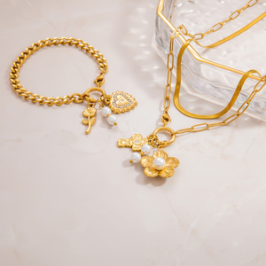 Bracelet fin à breloques plaqué or 18 carats avec pendentif fleur et cœur en perle, idéal pour le quotidien - Product Image 4