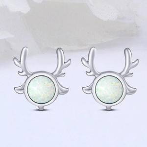 Boucles d'oreilles clous en argent E3769 en forme de cerf avec opale blanche sertie clos, bijoux fantaisie mignons pour femme, cadeau - Product Image 1