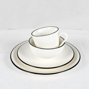 Juego de Vajilla de Porcelana Fina (36% China) de 4 Piezas con Borde Negro Esmaltado y Estilo Nórdico, Apto para Microondas y Lavavajillas, con Certificación FDA y LFGB - Product Image 3