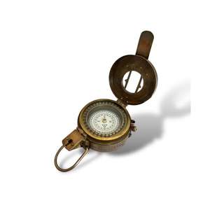 Boussole Nautique en Laiton et Verre – Décoration Artistique Polyvalente pour Bureau, Accessoire Décoratif Intemporel pour Bureau, Étude ou Étagère - Product Image 1