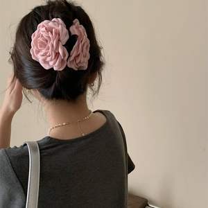 Pince à cheveux élégante en tissu rose rouge de 9,5 cm faite à la main pour femmes et filles - Product Image 2