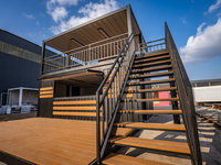 Casa de huéspedes prefabricada autónoma con estructura de acero y baño integrado, tipo cabaña de cristal para vacaciones, ideal para jardín.