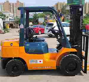 Chariot élévateur diesel d'occasion 7FD30 à trois portes, 3 tonnes, hauteur de levage 4,5 m, pneus tout-terrain antidérapants, garantie 2 ans, prix abordable - Product Image 3