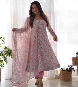 Ensemble Anarkali élégant en mousseline à imprimé floral avec dupatta, style moderne pour femmes, idéal pour les fêtes et les occasions festives - Product Image 3