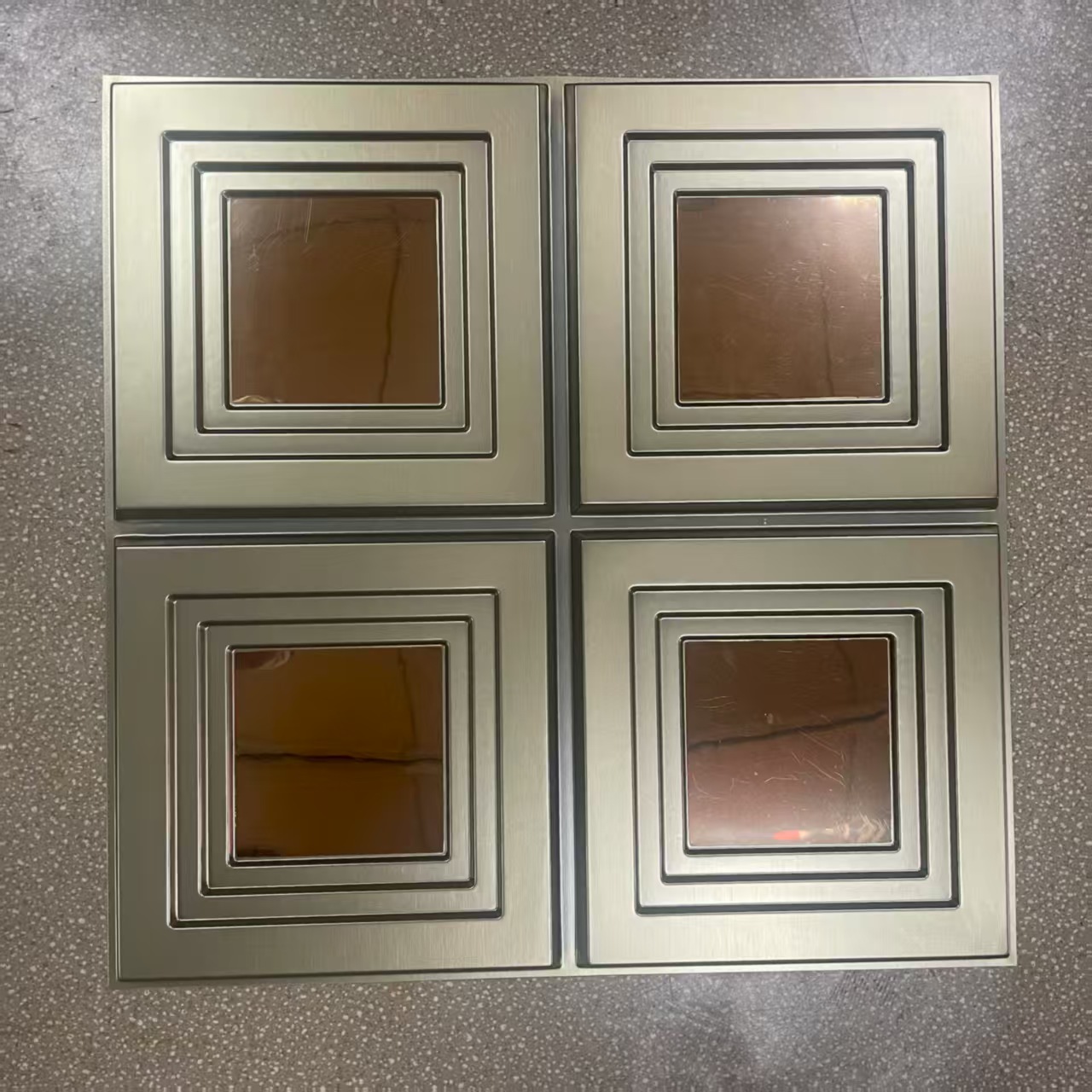 Café métallisé avec miroir