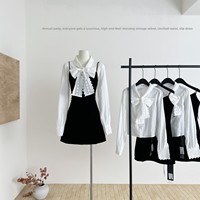 Robe en velours rayée noir et blanc de style rétro français avec col montant en dentelle, nœud et taille cintrée, jupe évasée