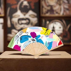 พัดไม้ไผ่พกพา แกะสลักและเพ้นท์ลายศิลปะพื้นบ้าน เหมาะสำหรับเป็นของที่ระลึกงานปาร์ตี้ หรือของแจกส่งเสริมการขาย ของตกแต่งงานฝีมือ - Product Image 4