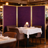 Paravent pliable à 3 panneaux avec cadre en métal doré et tissu violet, doté de roulettes mobiles pour hôtel et restaurant