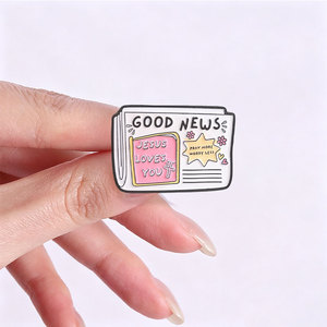Trois styles de broches émaillées chrétiennes avec slogan de foi, motifs batterie, journal et clapperboard, pour la décoration de sacs à dos - Product Image 2