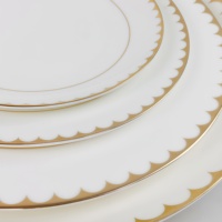Elegantes platos de mesa con borde dorado, platos decorativos de boda de porcelana china con borde dorado.