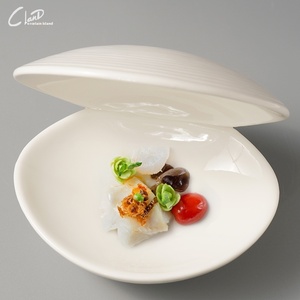 Assiette à dessert en porcelaine de style américain, blanche, de forme irrégulière, écologique. - Product Image 2
