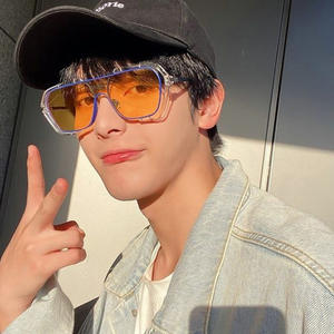 Lunettes de soleil unisexes style Chen Weiting avec grandes montures, monture en métal noir, verres en résine, protection UV400 - Product Image 2