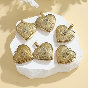 <span class=keywords><strong>Pendentif</strong></span> Cœur Mémoire en Acier Inoxydable Plaqué Or 18K Yiwu Aceon avec Initiale Lettre Pavée de Zircons pour <span class=keywords><strong>Photo</strong></span> et Cadeau d'Amour - Product Image 3
