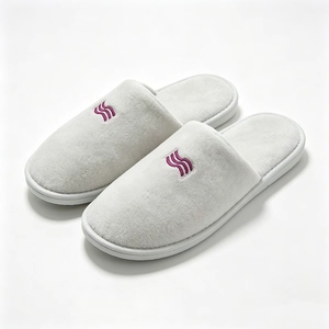 Chaussons d'hôtel de luxe en polaire corail, bout fermé, logo brodé, personnalisables, jetables, pour hôtel 5 étoiles - Product Image 1
