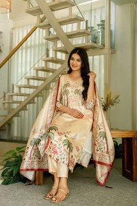 Conjunto de Duppata y Kurta de Seda de Assam y Viscosa Pura Radhe con Hermoso Bordado, Ropa Tradicional India y Pakistaní para Fiestas - Product Image 2