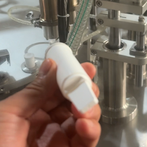 Bouteille en plastique à couvercle pliable pour le remplissage de liquides oraux et le pressage du bouchon, bonne étanchéité sans fuite - Product Image 4