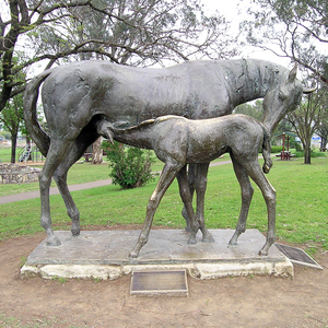 Escultura de Caballo de Bronce de Tamaño Real, Escultura de Yegua y Potro de Latón para Pradera - Product Image 2