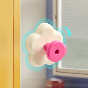Crochets muraux puissants en plastique coloré pour accessoires de salle de bain, ventouses murales pour serviettes et vêtements - Product Image 1