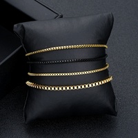 Un bracelet en acier inoxydable populaire pour les hommes, accessoires de bijoux en Europe et en Amérique, avec un style simple et tendance