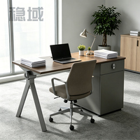 Bureau de travail moderne et simple pour employés, avec écran, casier et cloison, poste informatique pour employés
