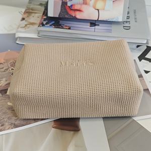 Bordado Logotipo personalizado Patrón de gofres Bolsa de maquillaje Neceser de belleza 7 pulgadas - Product Image 2