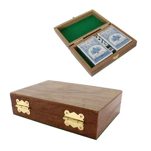 Profitez de Poker Night avec vos amis et votre famille grâce à ce jeu de poker doté d'une boîte en MDF personnalisée, de deux paquets de cartes et de cinq dés.