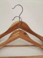 Cintre en bois de cèdre aromatique naturel personnalisé pour vêtements cintre hijab épaule large