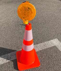 Panneaux de signalisation routière, feux de signalisation solaires pour la sécurité routière, cône de signalisation de 18 mètres de haut, cône de sécurité routière en PVC rouge - Product Image 1