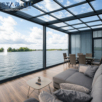 Véranda en aluminium design avec des profils minimalistes et des lignes de vue fines pour une expérience de vision panoramique sans obstruction