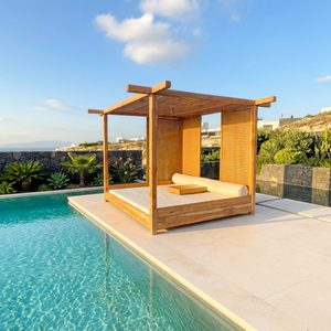 Pergola d'extérieur de luxe en teck massif avec panneaux latéraux en rotin, auvent, lit de repos au bord de la piscine, mobilier de patio pour villas et complexes hôteliers, Indonésie - Product Image 2