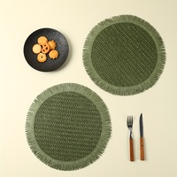 Set de table rond bohème style ferme avec pompons, texture lin vert, pour la décoration intérieure