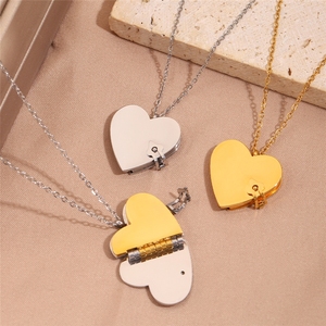 Collana con Lettera d'Amore in Acciaio Inossidabile Placcato Oro 18K, Apribile con Ciondolo a Forma di Cuore Inciso e Catena a Osso - Product Image 3
