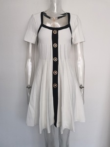 เดรสไหมพรมทรงเอไลน์สำหรับผู้หญิง ดีไซน์ใหม่สวยหรู แขนสั้น คอวี แต่งกระดุมโลหะ จับจีบ ตกแต่งสวยงาม เหมาะสำหรับงานปาร์ตี้ช่วงฤดูใบไม้ร่วง ความยาวระดับเข่า - Product Image 4