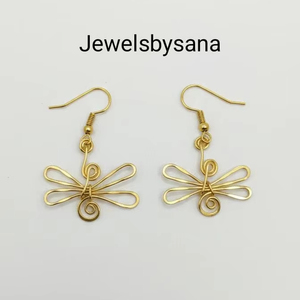 Pendientes de latón hechos a mano Golden Dragonfly Twist – Elegantes pendientes de diseño ligeros chapados en oro - Product Image 1