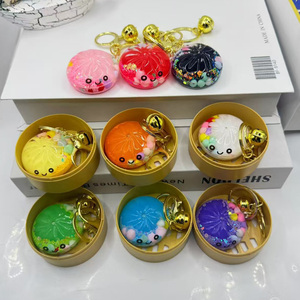 Porte-clés en forme de petit pain vapeur avec sable mouvant, design scintillant, jouet compressible mignon à visage souriant, vente en gros d'usine pour cadeaux - Product Image 1
