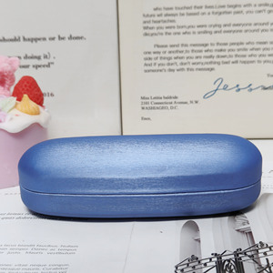Estuche minimalista para gafas de color caramelo, diseño rectangular sólido con tapa abatible, material metálico, portátil para gafas, azul, rosa, rojo, naranja - Product Image 3