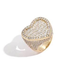 Anillo de Corazón Vertical con Zirconia Estilo Hipster Urbano, Anillo de Corazón Personalizado con Zirconia Estilo Hip Hop al por Mayor - Product Image 6